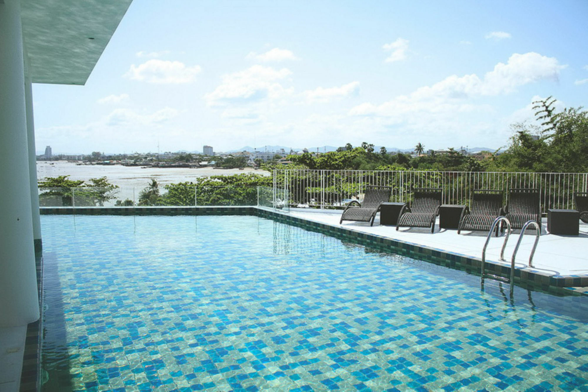Tsix5 Phenomenal Hotel Pattaya Exterior foto
